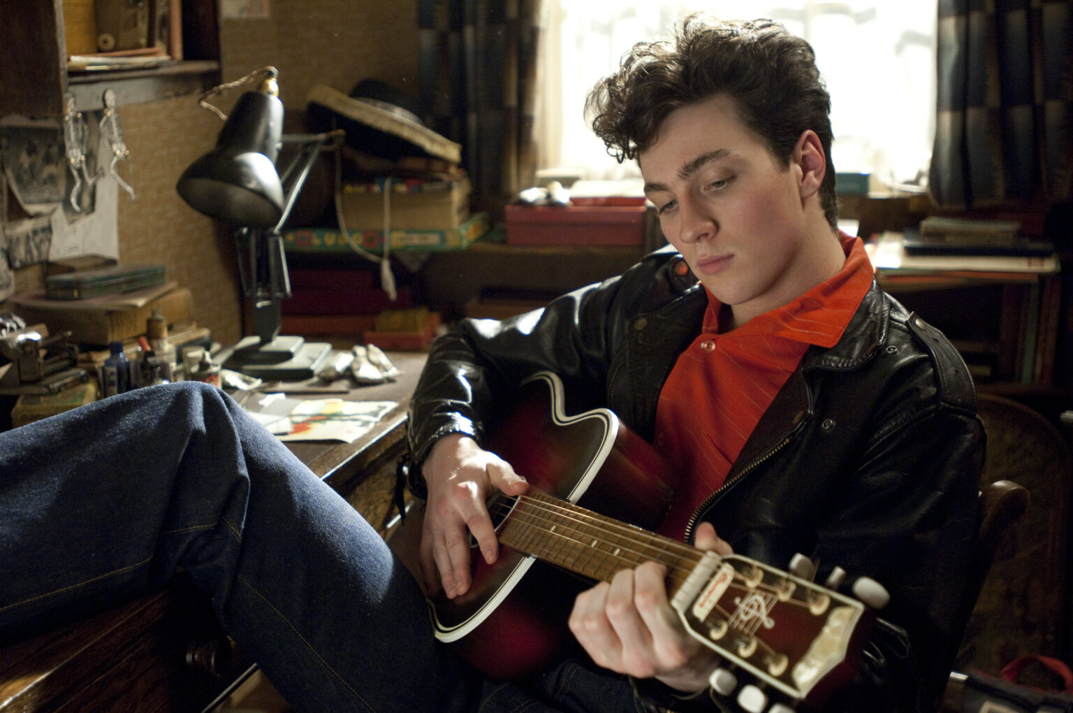 Quando l’amore nasce attraverso la cinepresa: attori e attrici che si sono innamorati dei loro registi Aaron Taylor-Johnson in una scena del film Nowhere Boy.