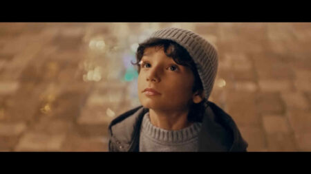 Il protagonista dello spot di Poste Italiane per Natale 2025