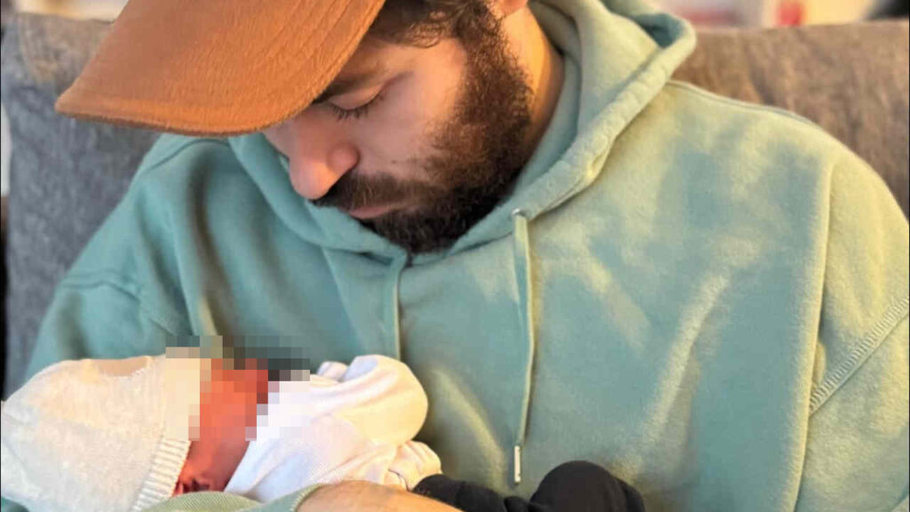 Zanotti dei Pinguini Tattici Nucleari è diventato papà: “Per favore non piangere” e la foto con il bebè Riccardo Zanotti dei Pinguini Tattici Nucleari con il figlio