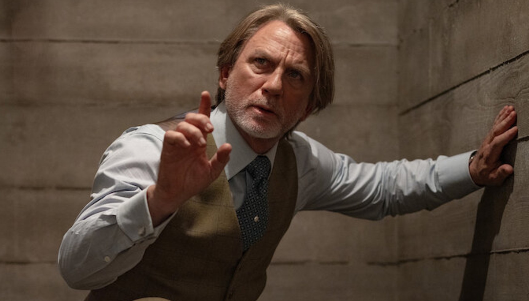 Una scena di Wake Up Dead Man: A Knives Out Mystery (fonte: Netflix)