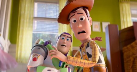 Toy Story 5, il trailer che tutti aspettavano: Woody e Buzz contro… un tablet intelligente! Una scena di Toy Story 5 (fonte: Pixar)