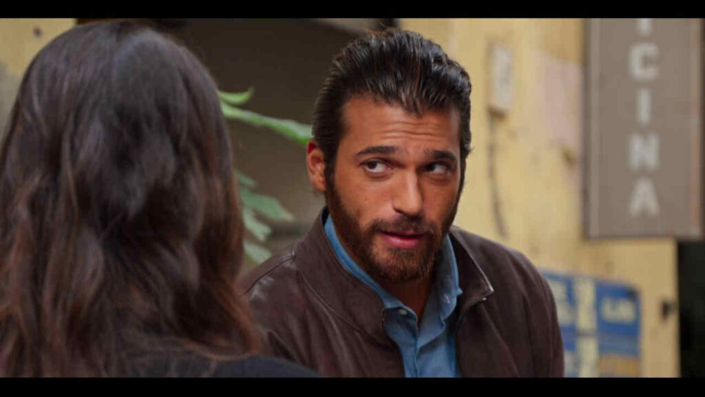 Can Yaman in Viola come il mare