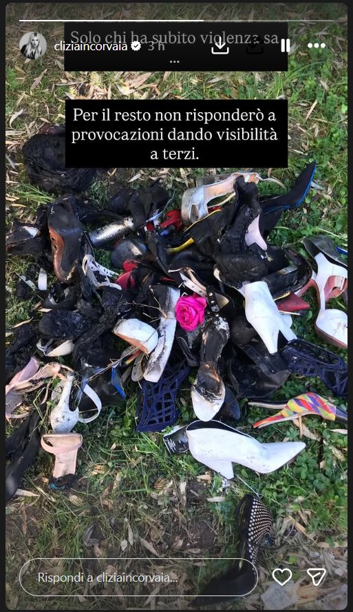 La foto delle scarpe bruciate condivisa da Clizia Incorvaia