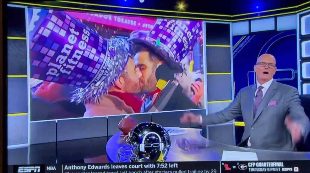 Il conduttore Scott van Pelt reagisce ad un bacio gay in diretta