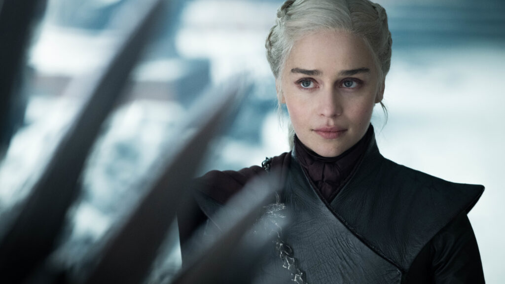 Emilia Clarke in una scena di Game of Thrones (fonte: HBO)