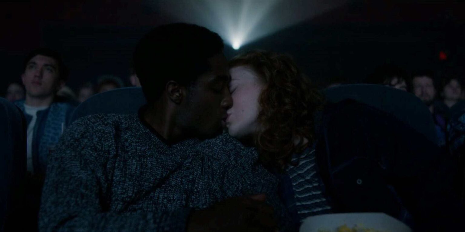 Max bacia Lucas in Stranger Things 5