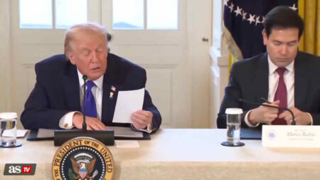 Trump legge in diretta il biglietto privato di Rubio: imbarazzo alla Casa Bianca Donald Trump legge il biglietto di Marco Rubio