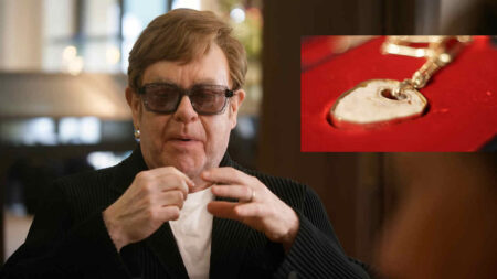 Elton John e la sua collana con la rotula