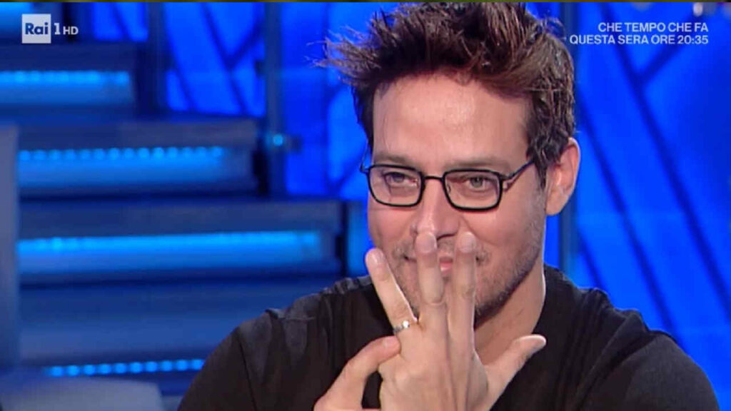 Gabriel Garko con l'anello al dito