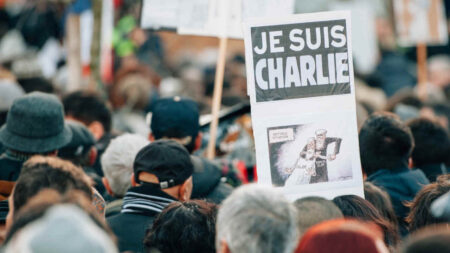 Bufera sulla vignetta di Charlie Hebdo per Crans-Montana: “Gli ustionati vanno a sciare” (FOTO) Je Suis Charlie