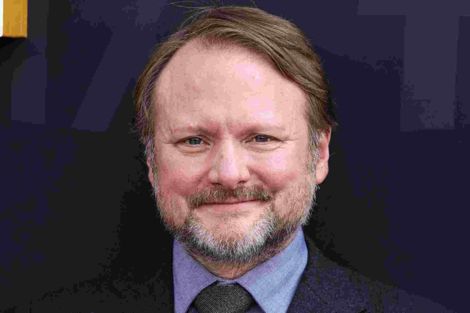 Star Wars, la Kennedy riapre il caso Rian Johnson: “Scosso dall’odio online”. La replica è virale Rian Johnson