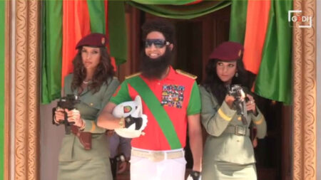 Jessica Moretti, prima di Crans-Montana: quando sfilava armata accanto a Sacha Baron Cohen (FOTO) Jessica Moretti e Sacha Baron Cohen