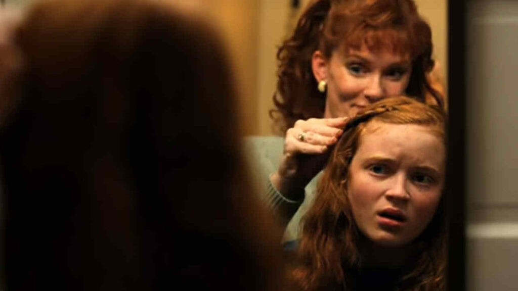 Jennifer Marshall e Sadie Sink in Stranger Things