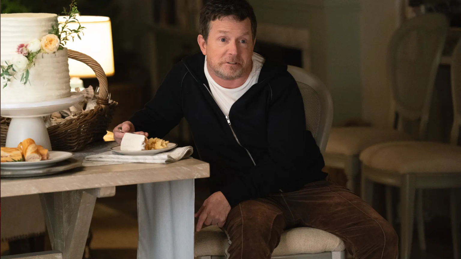 Michael J. Fox in lacrime sul set di Shrinking 3: l’incontro con Harrison Ford che ha commosso tutti Michael J. Fox in Shrinking (fonte: Apple Tv+)