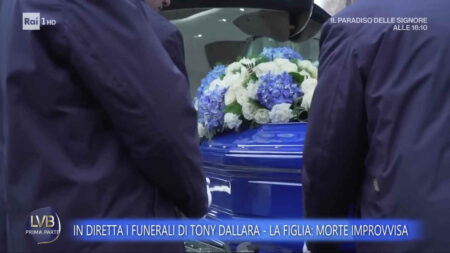 Funerali Tony Dallara, perché la bara era blu: la moglie Patrizia svela il motivo la bara blu di Tony Dallara
