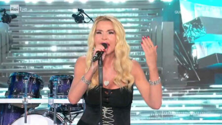 Valeria Marini canta La Solitudine a Domenica In