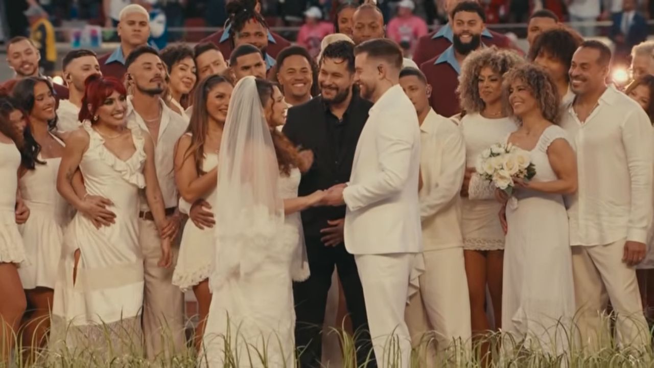 Il matrimonio durante l'Half Time Show del Super Bowl (fonte: Youtube)