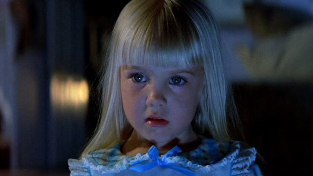 Heather O’Rourke in una scena di Poltergeist