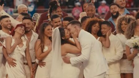 Un matrimonio vero al Super Bowl: la sorpresa di Bad Bunny che lascia il pubblico senza parole Il matrimonio durante l'Half Time Show del Super Bowl (fonte: Youtube)