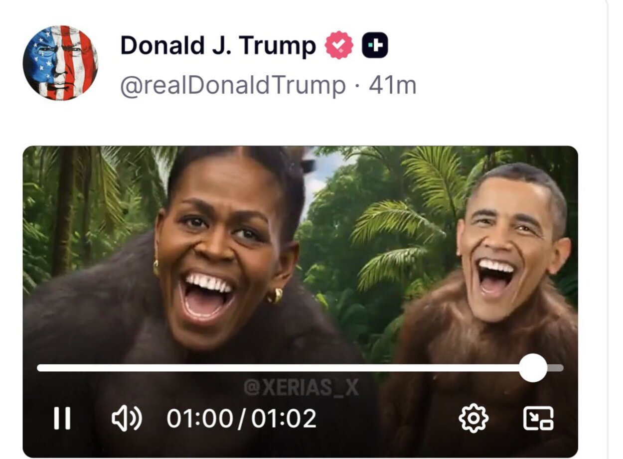 Un'immagine del video con gli Obama nei panni di scimmie.