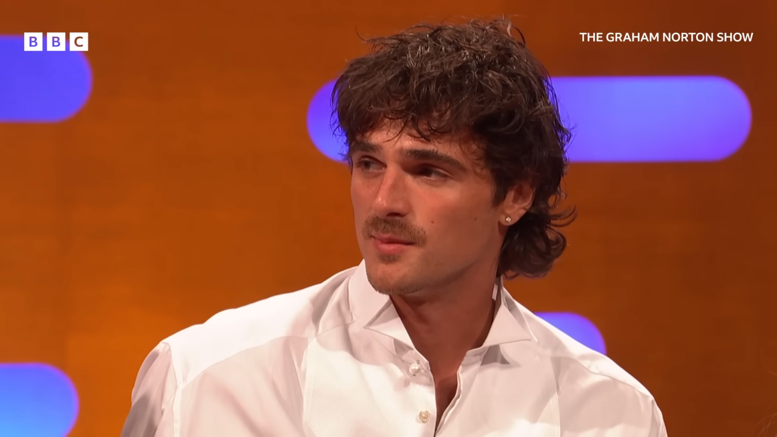Jacob Elordi, da “pezzo di legno” a candidato all’Oscar: l’insulto su Frankenstein che oggi suona profetico Jacob Elordi al Graham Norton Show (fonte: Youtube)