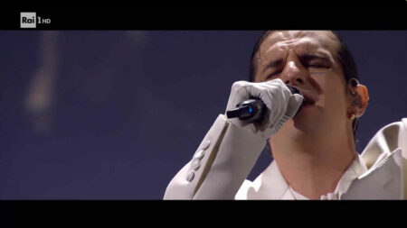 Achille Lauro con i guanti a Sanremo 2026