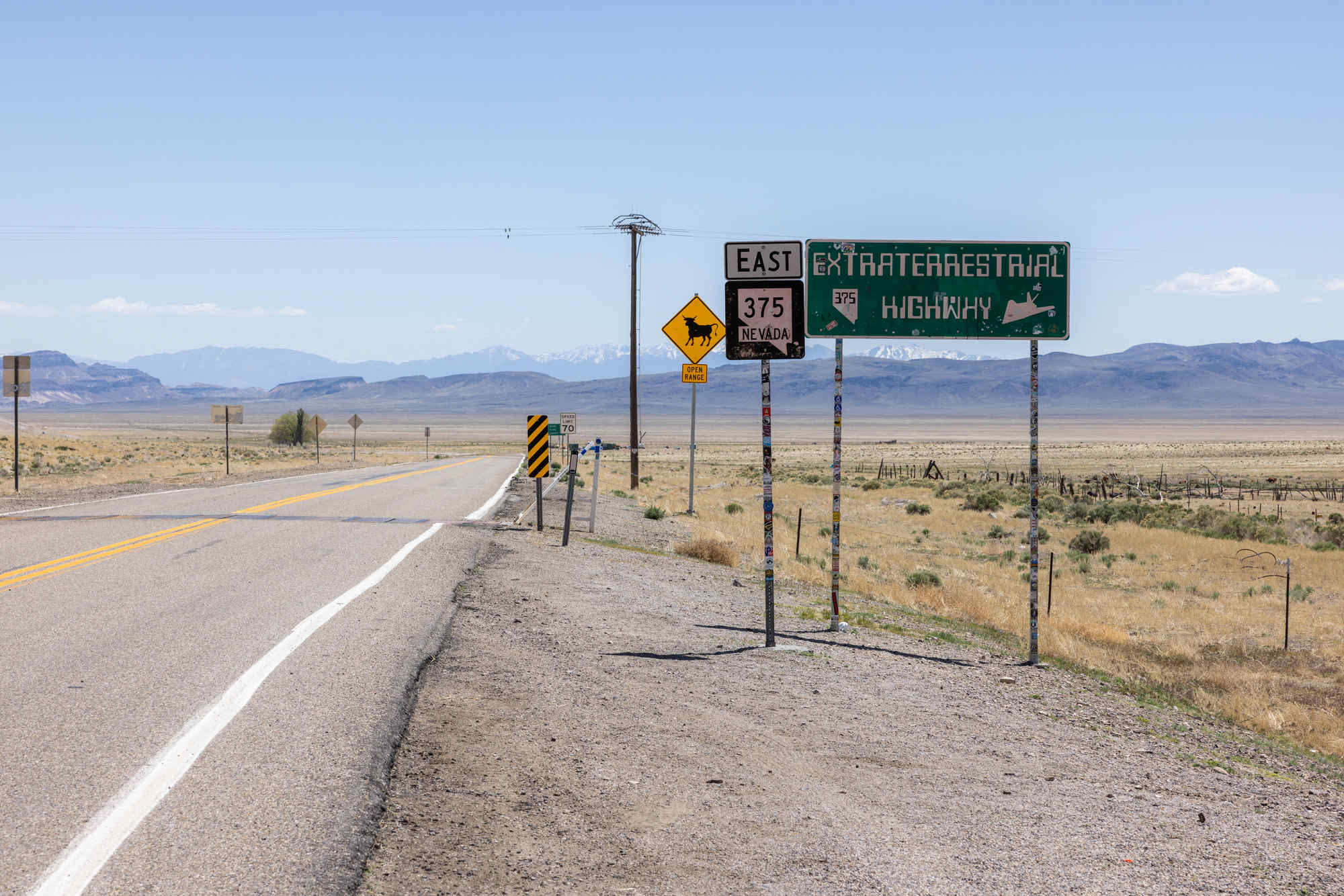Warm Springs, Nevada/USA: Primo piano del cartello della strada statale 375, la famosa Extraterrestrial Highway, nel deserto del Nevada. — Foto di Wollertz / depositphotos