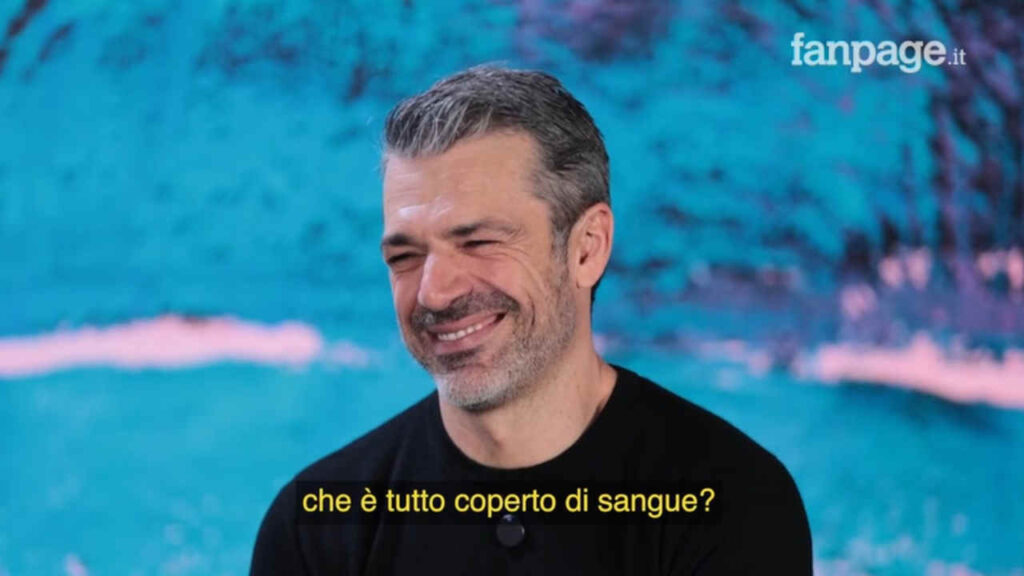 Luca Argentero chiarisce l’episodio del figlio spaventato sul set di Doc – Nelle tue mani 4: “A Fanti non gliene va bene una” Luca Argentero