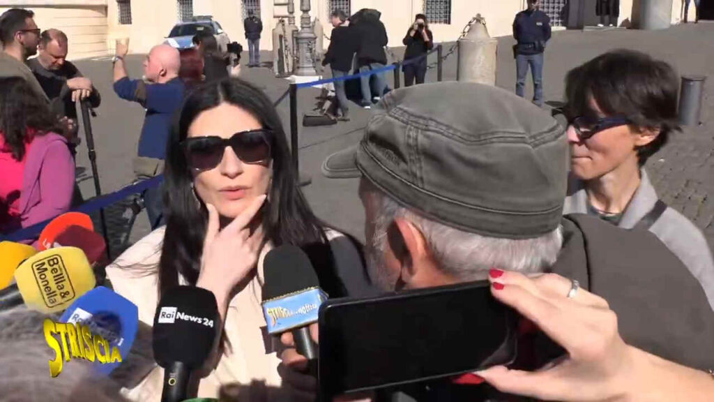 Laura Pausini: “Mi chiamano fascista in un Paese, comunista in un altro. Non sono schierata” Laura Pausini intervistata da Enrico Lucci