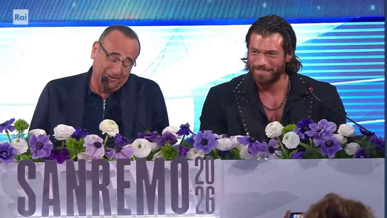 Can Yaman e Carlo Conti alla conferenza stampa di Sanremo 2026