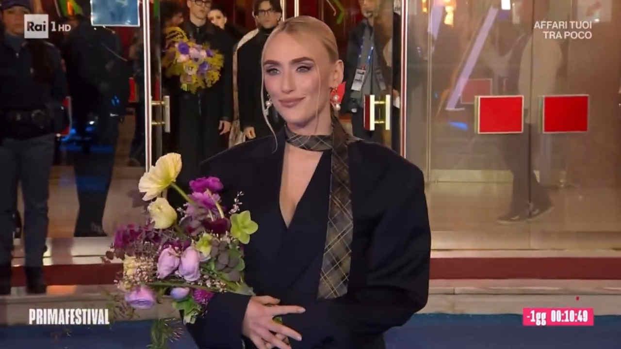 Mara Sattei sul tappeto rosso di Sanremo 2026, con dei fiori