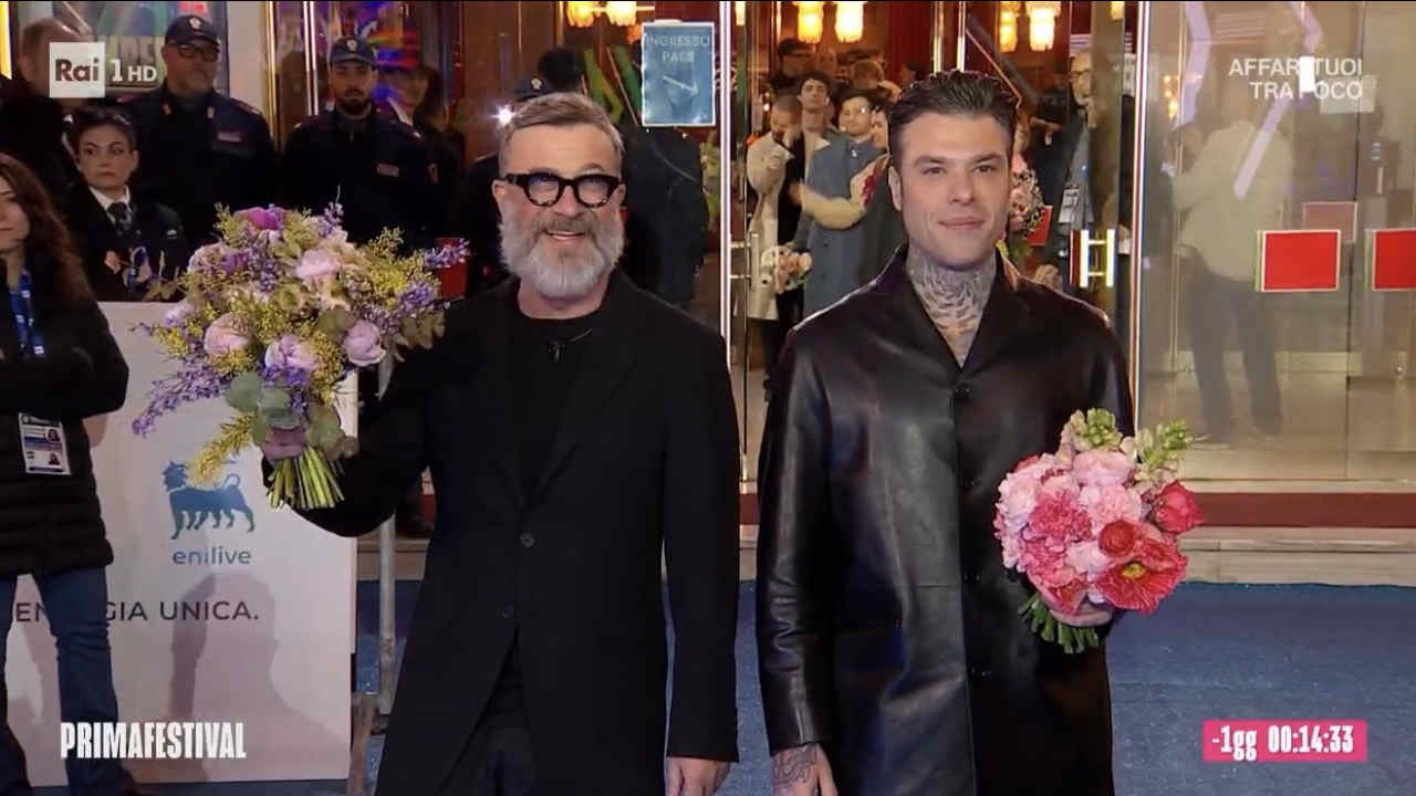 Fedez e Marco Masini a Sanremo 2026 con i loro bouquet di fiori
