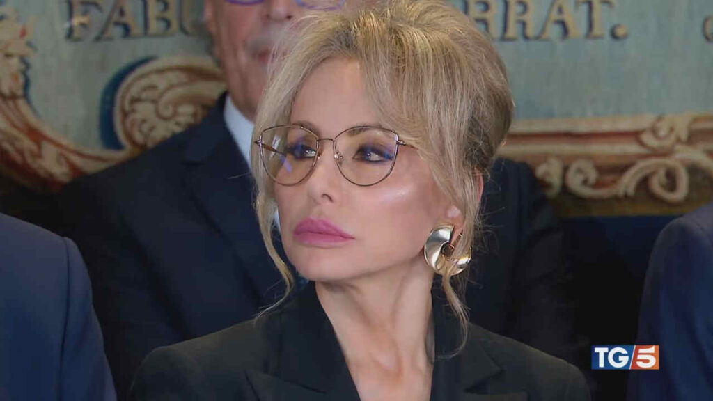 “Mi hanno costretto a guardarlo”: Marina Berlusconi stronca Corona e conferma azioni legali Marina Berlusconi