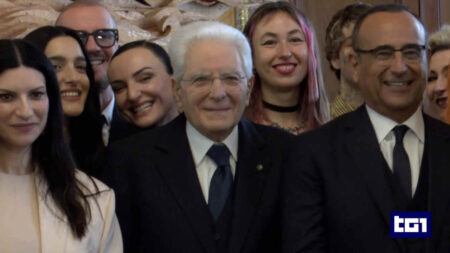 Sergio Mattarella riceve i cantanti del Festival di Sanremo 2026: presenti tutti, ma spicca una grande assente Sergio Mattarella, Laura Pausini, Carlo Conti, Arisa e Levante al Quirinale