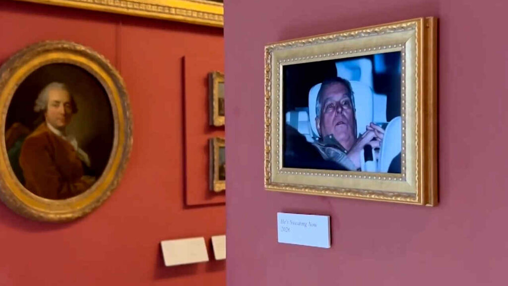 La foto dell'ex Principe Andrea dopo l'arresto, esposta al Louvre