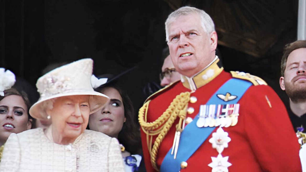 L’ex Principe Andrea rilasciato dopo 11 ore dall’arresto: la foto shock all’uscita La Regina Elisabetta II e il Principe Andrea del Regno Unito