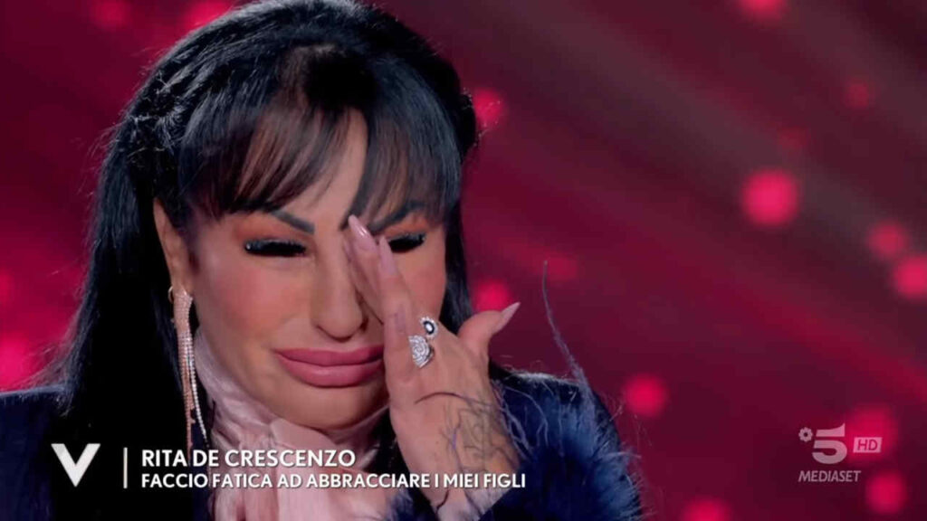 “Mio figlio mi imboccava”: Rita De Crescenzo in lacrime a Verissimo, il dramma della droga e il dolore per i figli Rita De Crescenzo a Verissimo
