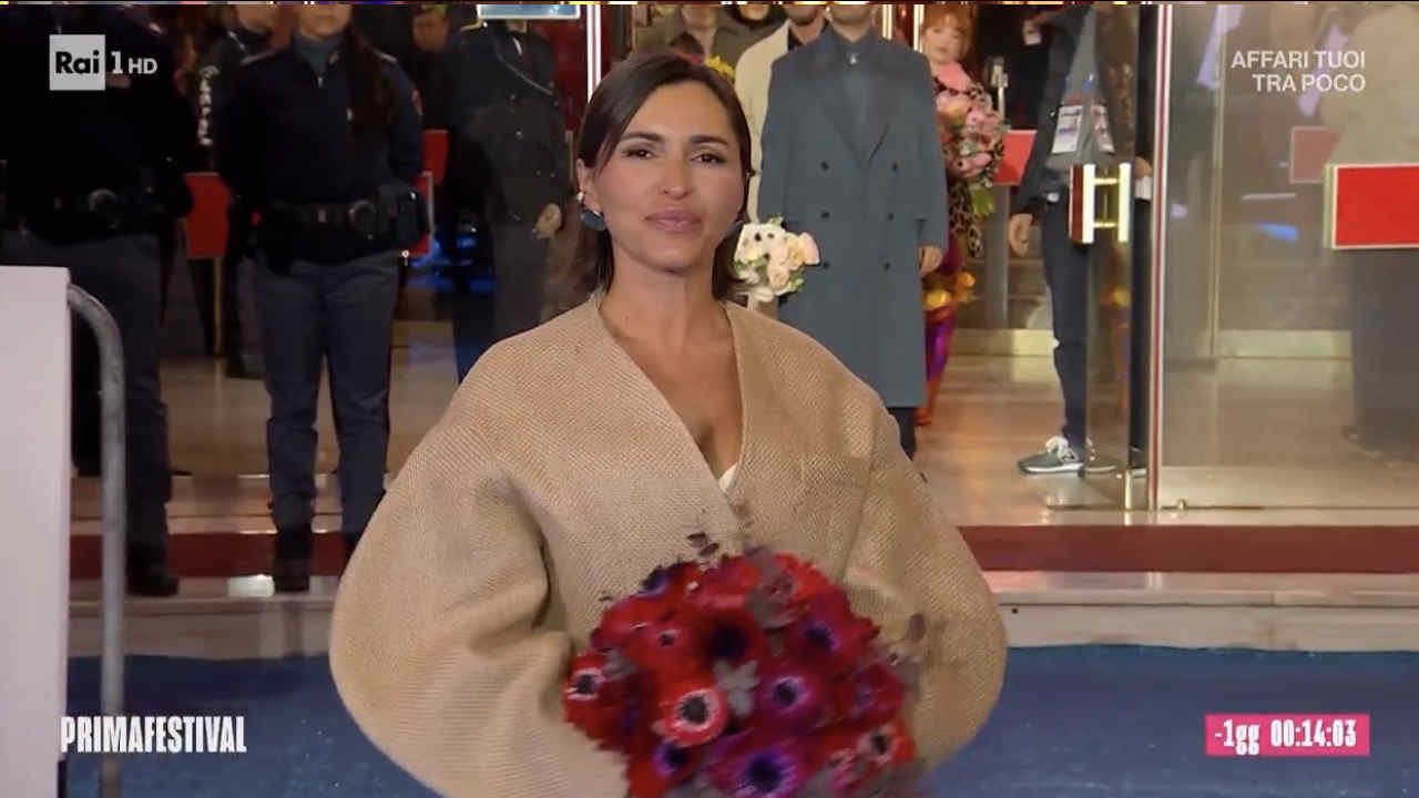 Serena Brancale a Sanremo 2026 con un bouquet di anemoni