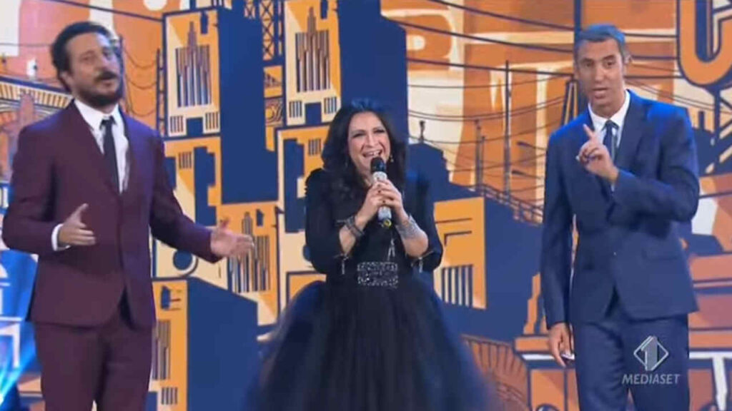 Le imitazioni che Laura Pausini e Federica Panicucci non volevano: il retroscena di Valeria Graci Valeria Graci imita Laura Pausini