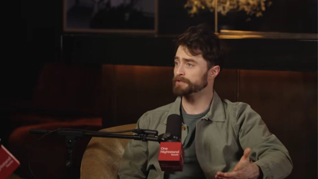 Daniel Radcliffe durante l'intervista a Bustle (fonte: Youtube)
