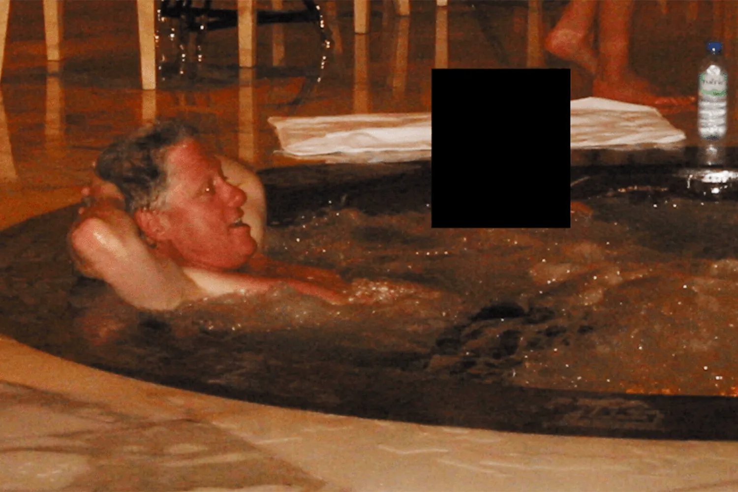 Bill Clinton in una foto degli Epstein files.