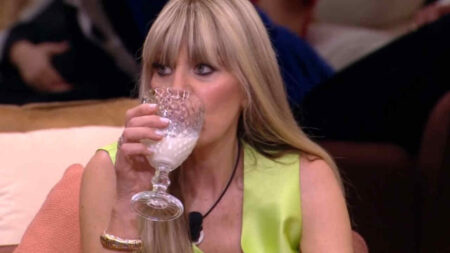 Alessandra Mussolini al Grande Fratello Vip 2026, con un bicchiere di latte