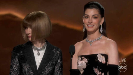 Oscar 2026, Anna Wintour umilia Anne Hathaway sul palco: il siparietto stile Il Diavolo veste Prada diventa virale Anne Hathaway e Anna Wintour agli Oscar 2026
