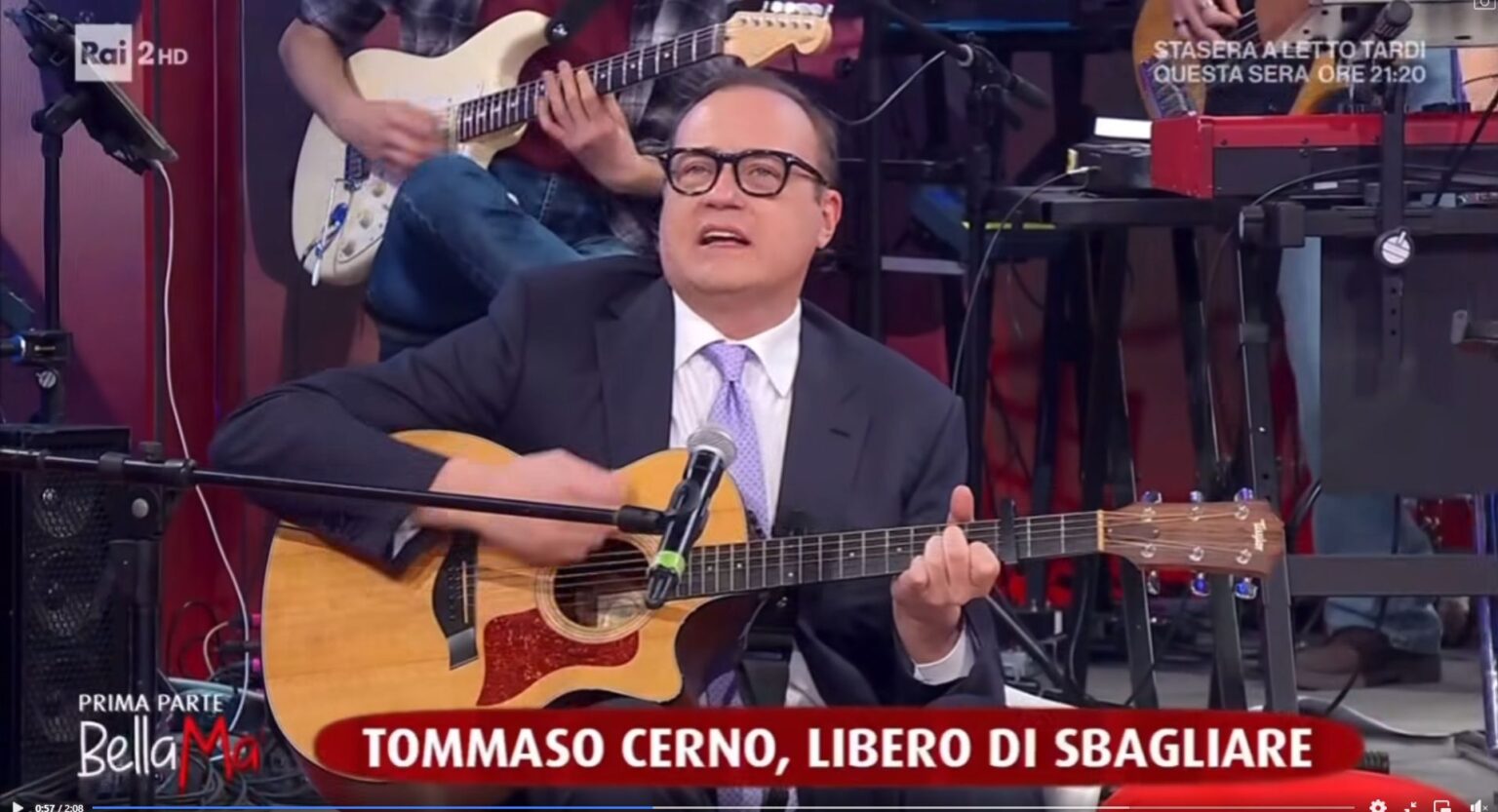 Tommaso Cerno con la chitarra
