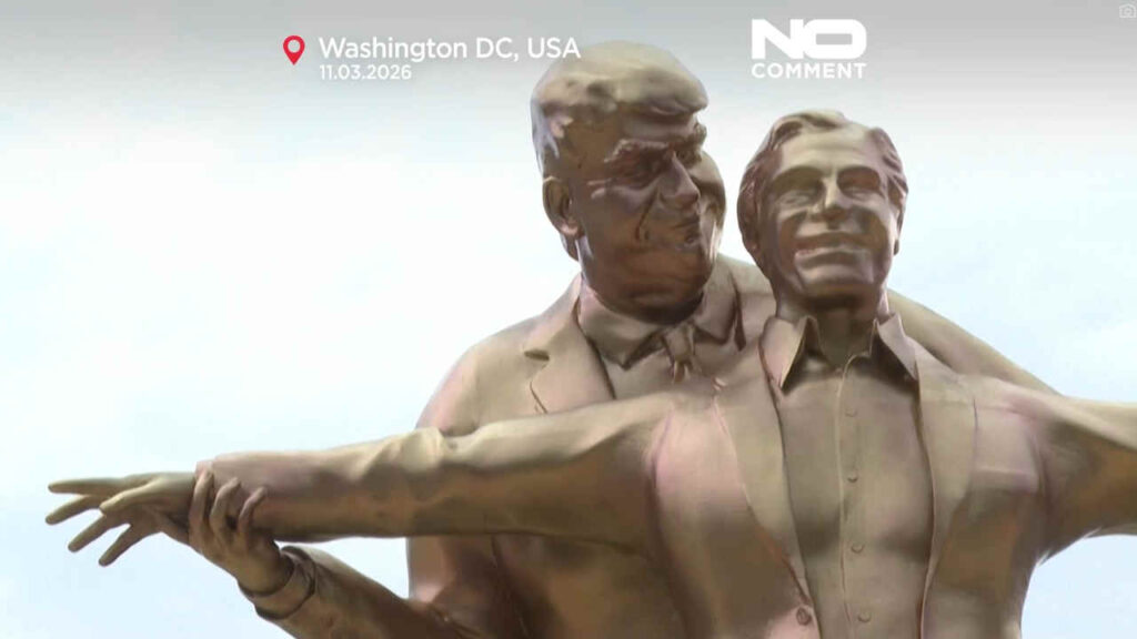 La statua di Donald Trump e Jeffrey Epstein a Washington