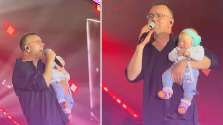 Gigi D’Alessio prende in braccio un neonato durante il concerto: la posa da Simba diventa virale (VIDEO) Gigi D'Alessio in concerto a Bari con un neonato