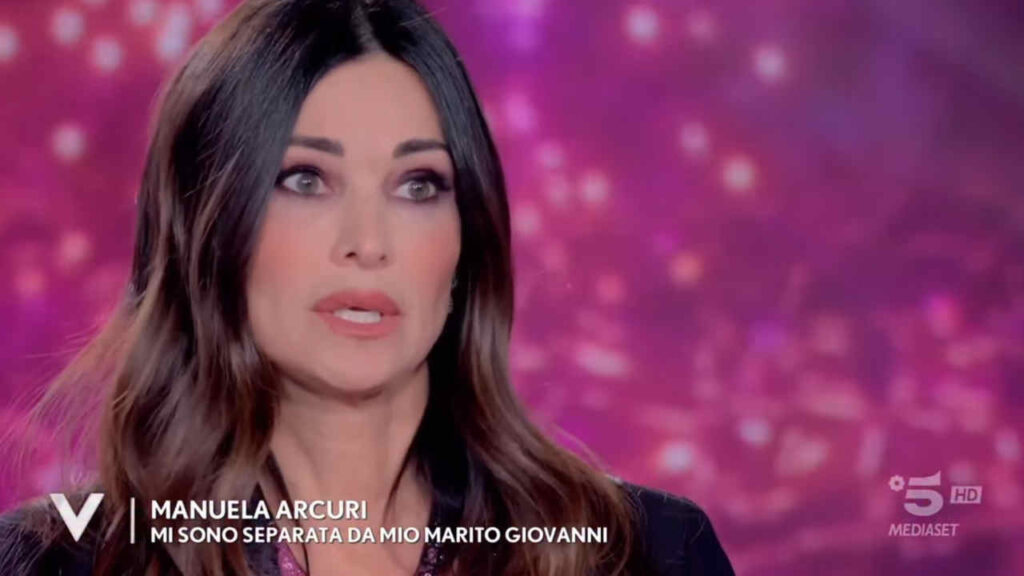 Manuela Arcuri sulla separazione: “Quando mi sono confidata, alcune amiche hanno cercato mio marito Giovanni” Manuela Arcuri a Verissimo