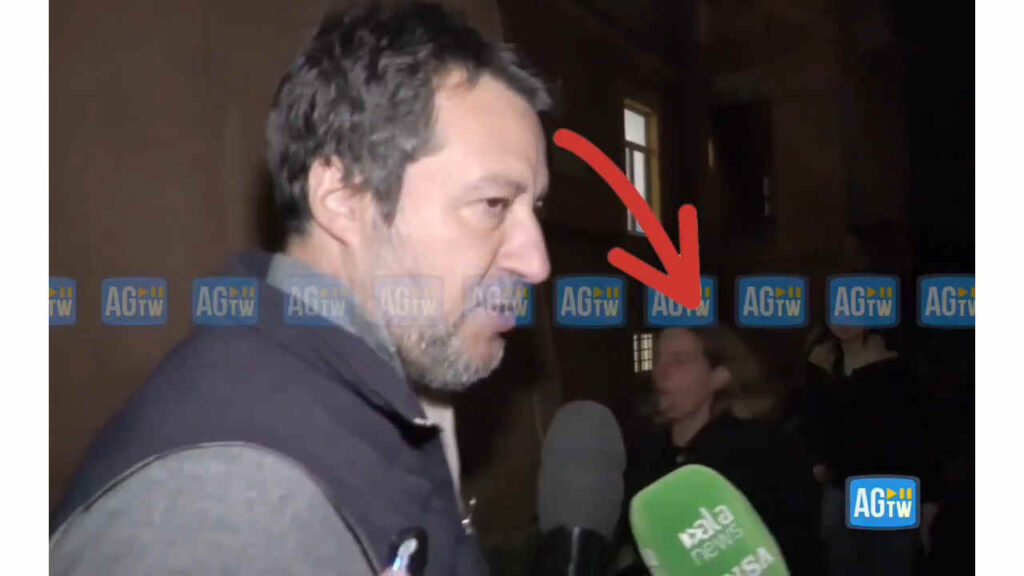 Matteo Salvini fuori dal seggio a Milano