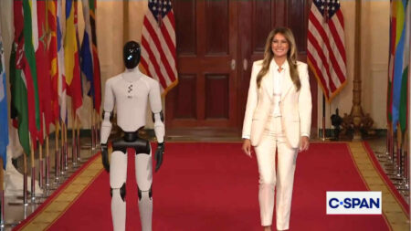 Melania Trump presenta un robot alla Casa Bianca: “Insegnerà ai vostri figli” (VIDEO) Melania Trump e il robot Figure 3 alla Casa Bianca