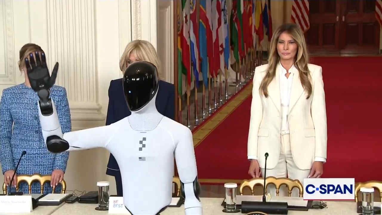 Il robot Figure 3 alla Casa Bianca con Melania Trump